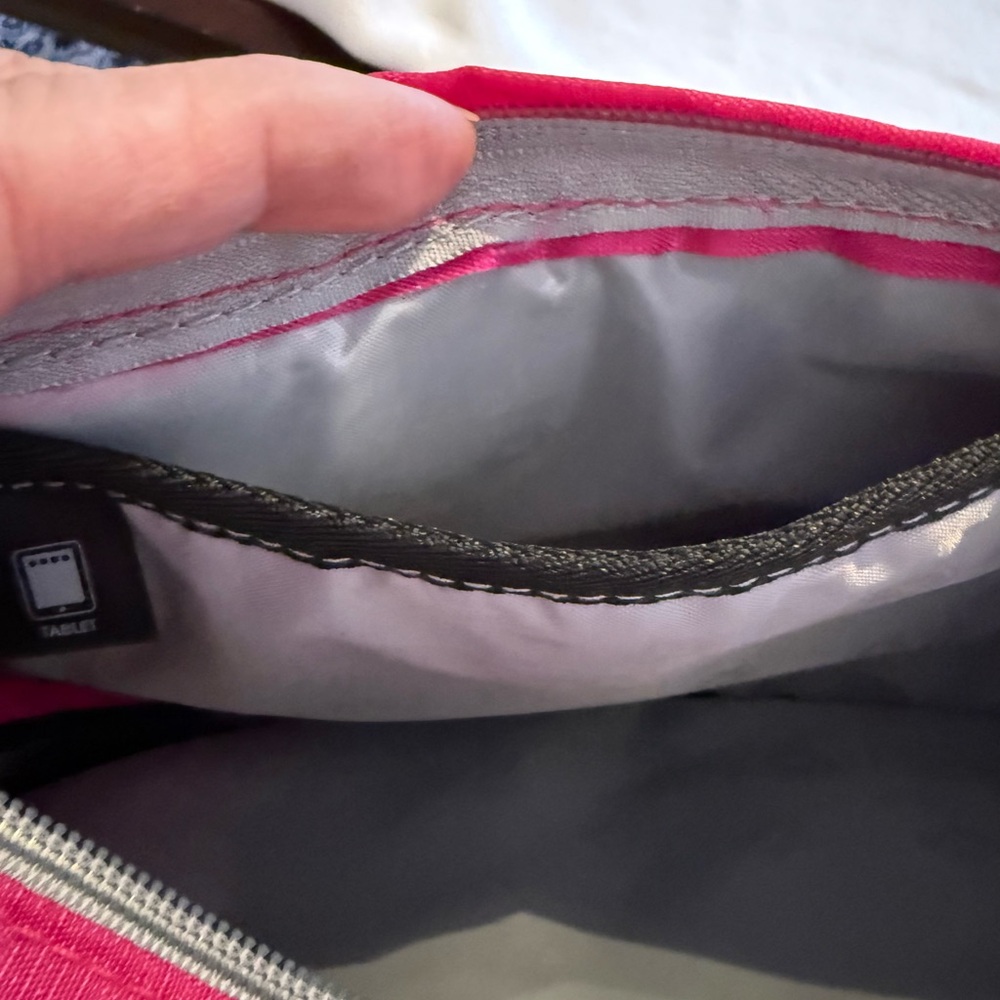 SwissGear Hot Pink Sling Backpack Crossbody Daypack - Picture 7 of 9